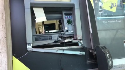 Report TV - Pamjet, thyhet me mjete të forta e grabitet bankomati në Vorë