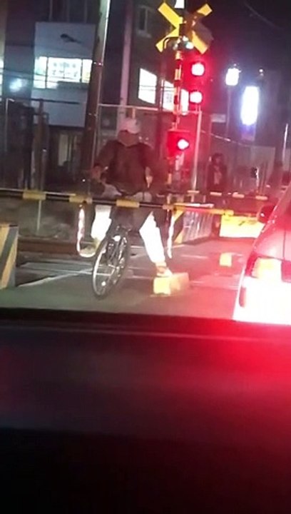 Un cycliste du mauvais coté de la barrière