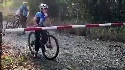 La drôle de technique pour passer une barrière en VTT !