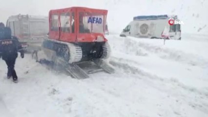 Mahsur Kalan Engelli Vatandaşları Kurtarmak İçin Küreklerle Yol Açtılar