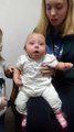 L'émouvante réaction d'un bébé qui entend sa mère pour la première fois grâce à des appareils auditifs