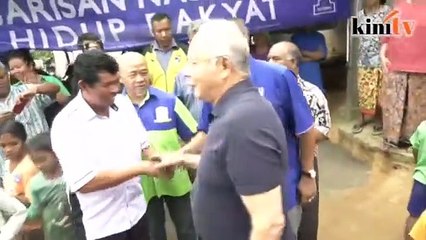 Najib dipeluk erat pemuda Orang Asli