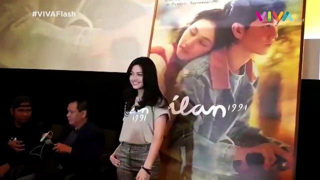 Senyum-senyum Sendiri Lihat Iqbaal & Vanesha di Dilan 1991