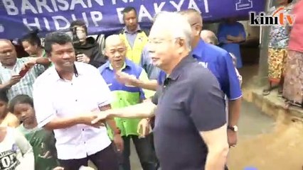 Video herunterladen: Man hugs Najib, won't let go