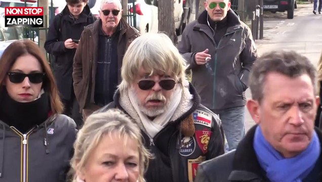 Obsèques de Thierry Séchan : L'étonnante réaction de Renaud et sa famille face aux photographes (vidéo)