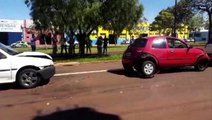 Carros batem na Avenida Tancredo Neves e mulher fica ferida