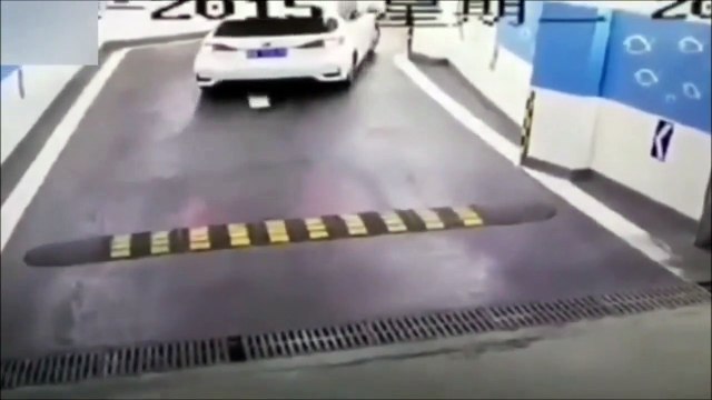 Il réussi à bloquer sa voiture dans un parking souterrain