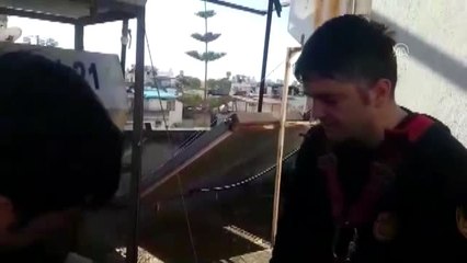 Binanın Havalandırma Boşluğuna Düşen Tavuğu İtfaiye Kurtardı