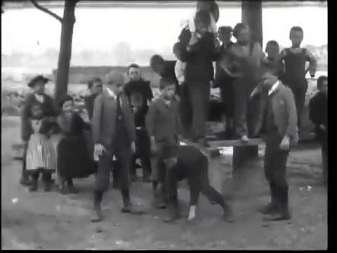 Auguste & Louis Lumière: Enfants jouant aux billes (1896)