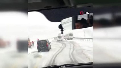 Mardin'de Kar Yağışı Nedeniyle Araçlar Mahsur Kaldı