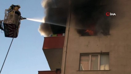 Beylikdüzü’nde site içerisinde yer alan 11 katlı bir apartmanın 5. katında yangın çıktı. Alevli şekilde devam eden yangına itfaiye ekipleri müdahale ediyor.