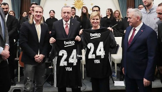 Domagoj Vida, Erdoğan ve Kitarovic'e Beşiktaş Forması Hediye Etti