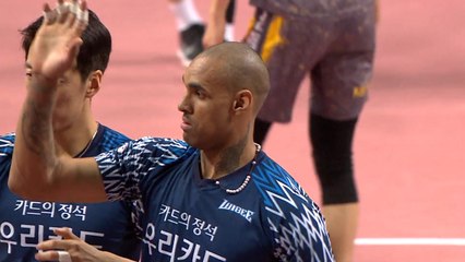 아가메즈 33득점 폭발...우리카드, KB손해보험 완파 / YTN