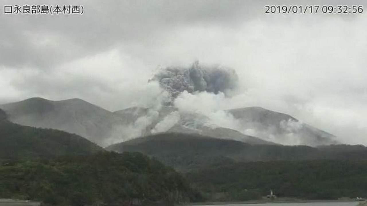 Vulkan auf kleiner Insel brodelt und spuckt