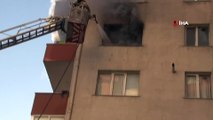 Beylikdüzü’nde site içerisinde yer alan 11 katlı bir apartmanın 5. katında yangın çıktı. Alevli şekilde devam eden yangına itfaiye ekipleri müdahale ediyor.
