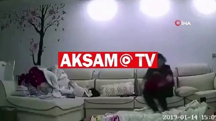 Bakıcı dehşeti gizli kameraya yansıdı