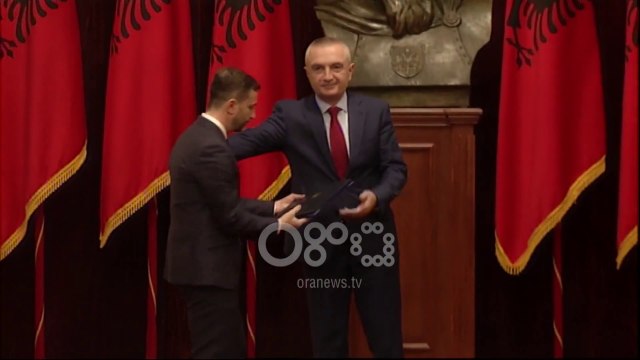 Ora News – Ministrat e rinj betohen tek Meta, mungon Rama