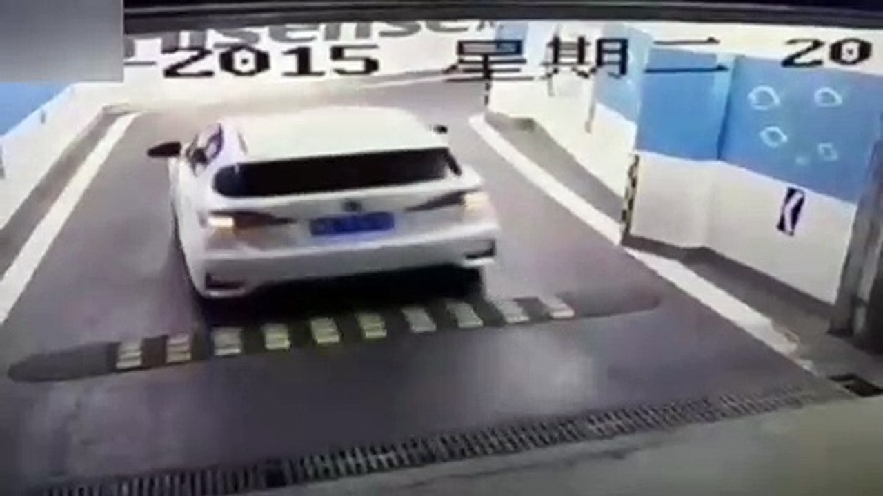 Comment bloquer sa voiture dans un parking souterrain (FAIL)