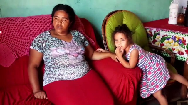 Mulher pede doações de materiais escolares para 3 filhas