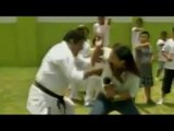 Maestro de artes marciales golpea a reportera | Qué Importa