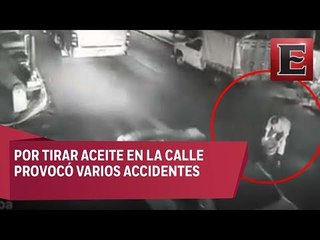 VIDEO: Vendedor tira aceite en la calle y provoca accidente