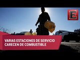 Habitantes de León cargan gasolina en bidones