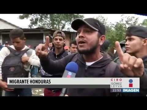 Migrantes responden con barricadas al bloqueo de policías | Noticias con Ciro