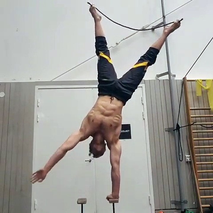 Il noue une corde avec ses orteils en se tenant sur les mains en équilibre !