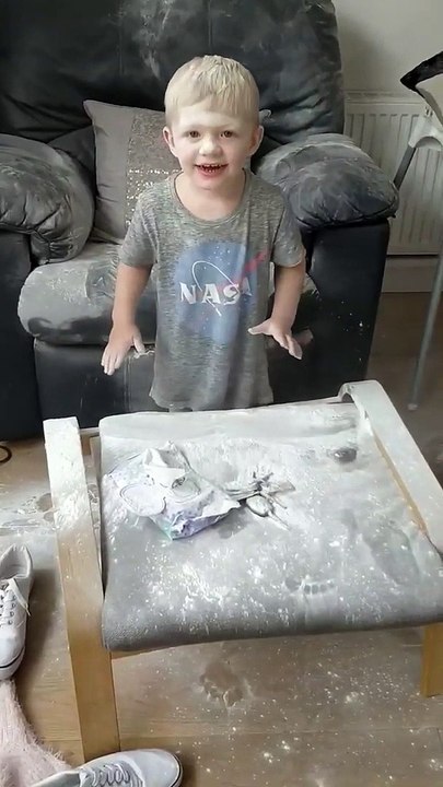 Talc dans tout le salon, ce gamin a mis de la neige dans la maison !