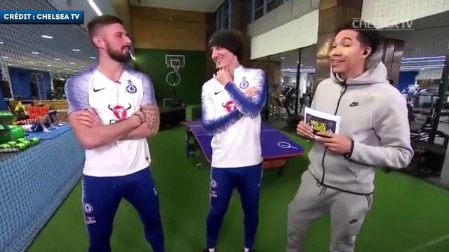 Olivier Giroud explique la chanson sur Kanté à David Luiz