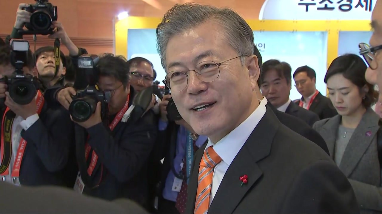 문 대통령 "내가 수소차 모델"...규제 풀어 수소경제 키운다 / YTN