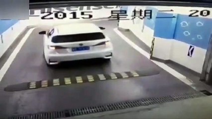 Impatient, ce conducteur se souviendra longtemps de sa marche arrière !