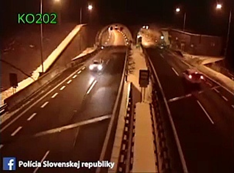 Un accident spectaculaire à l'entrée d'un tunnel