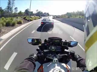 下载视频: Pour s’échapper, ce chauffard fonce dans un motard de la police