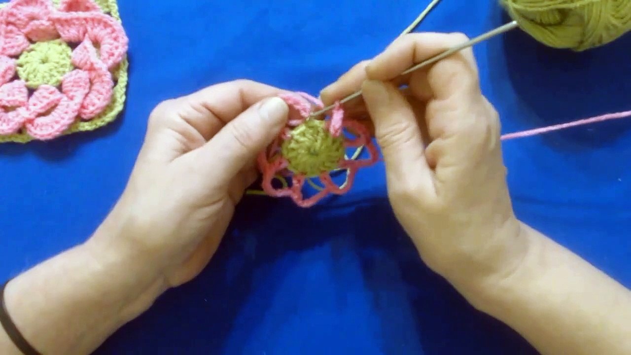 como tejer una flor con petalos entrecruzados