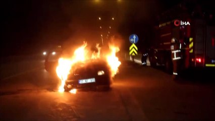 Ayvalık'ta Seyir Halindeki Otomobil Alevler Arasında Kaldı