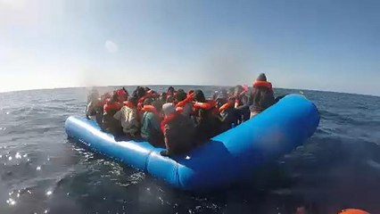 Újabb mentőhajónyi ember reked a tengeren