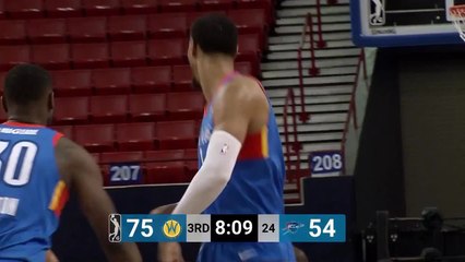 Richard Solomon flies in for the alley-oop slam