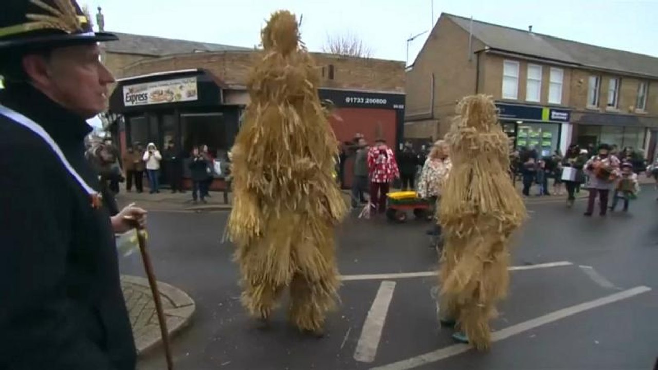 England: Hier tanzen die Strohbären