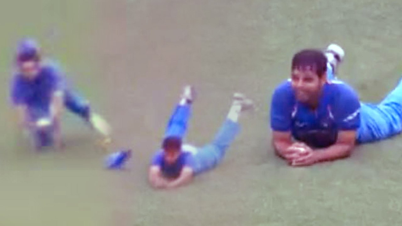 Bhuvneshwar Kumar takes a brilliant diving catch, MS Dhoni Amazed, Maxwell Shocked | वनइंडिया हिंदी