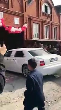 Un mariage russe dérape à cause de deux invités trop excités en voiture