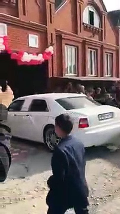 Un mariage russe dérape à cause de deux invités trop excités en voiture