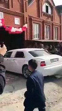 Un mariage russe dérape à cause de deux invités trop excités en voiture