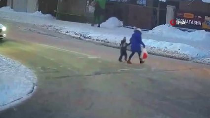 Petersburg)- Anne ve Çocuğuna Otomobil Böyle Çarptı