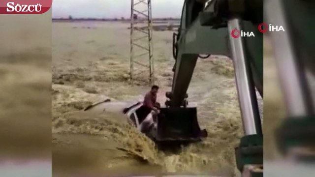 Sel sularına gömülen otomobildeki iki kişi kepçeyle kurtarıldı
