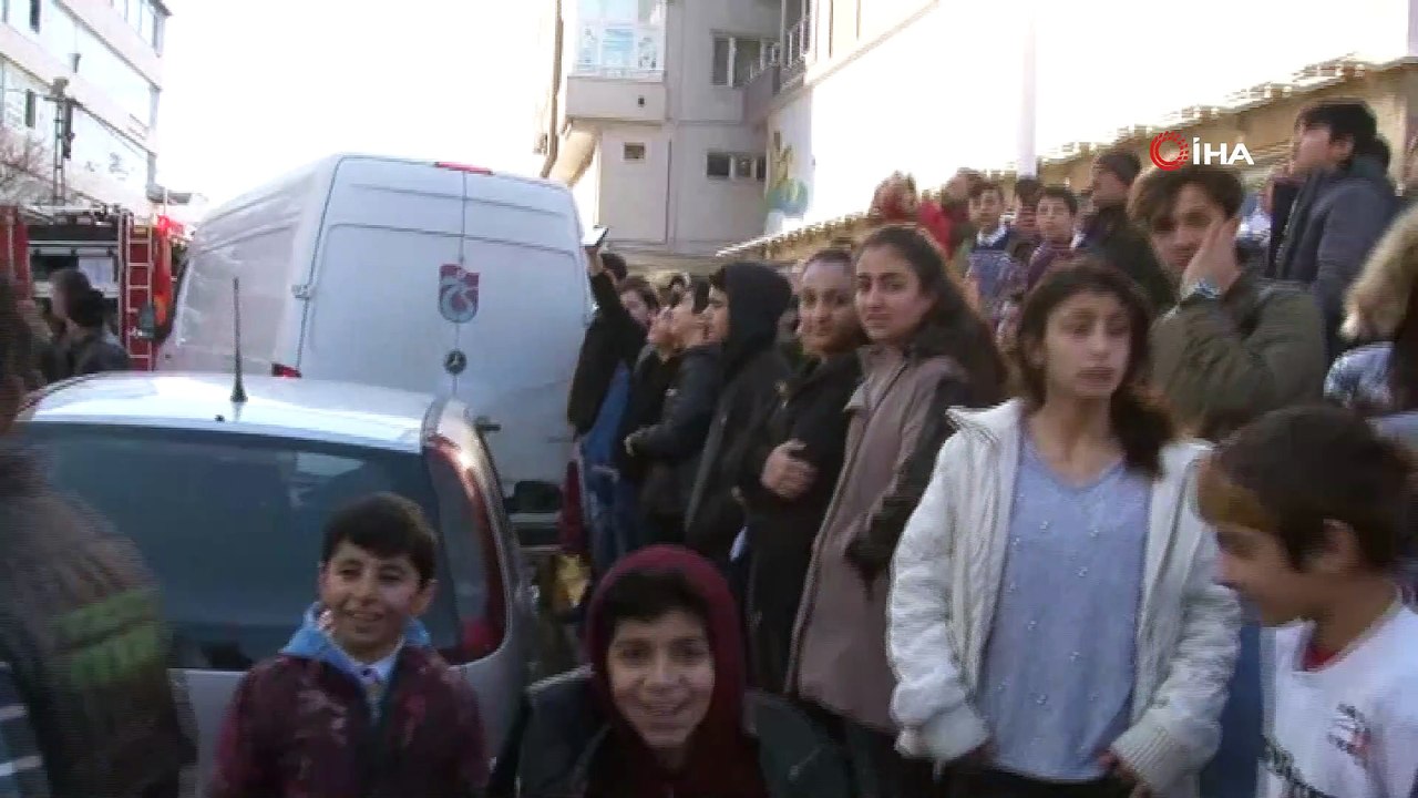 Beylikdüzü Yakuplu Mahallesinde 4 katlı bir binanın çatı katında yangın çıktı. İtfaiye ekipleri alevli şekilde süren yangına müdahale ediyor.