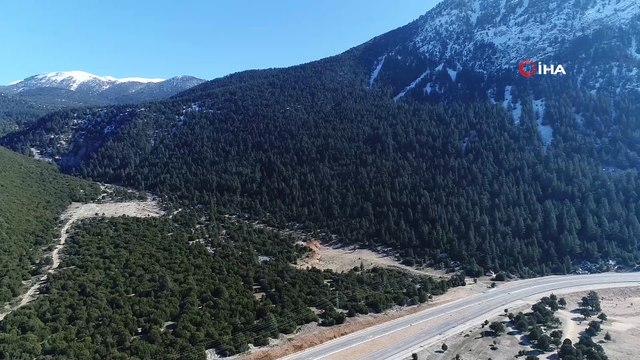 Buz tutan Avlan Gölü havadan görüntülendi