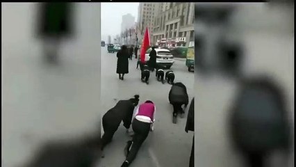 مدير عمل يعاقب موظفاته بطريقة مهينة زحفاً على أقدامهن !