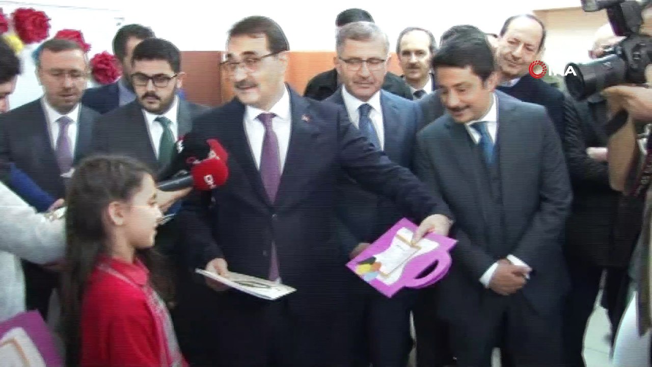 Enerji ve Tabii Kaynaklar Bakanı Bakanı Dönmez, karne dağıtım törenine katıldı