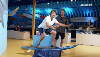 Henri Aussie prend sa première leçon de surf